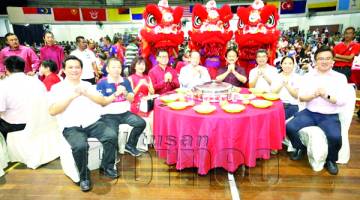 BARISAN tetamu kehormat yang menghadiri Majlis Rumah Terbuka Tahun Baharu Cina DAP Sandakan.