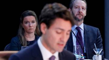 LETAK JAWATAN: Gambar fail 9 Disember, 2016 menunjukkan Butts bersama Ketua Staf Pejabat PM Katie Telford (kiri) mendengar ucapan Trudeau (tengah) semasa mesyuarat Menteri-Menteri Pertama di Ottawa, Ontario. — Gambar Reuters