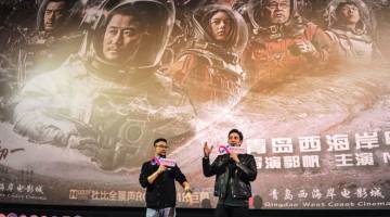 SETANDING HOLLYWOOD: Guo Fan (kiri) dan aktor Amerika Michael Stephen Kai Sui semasa satu acara promosi filem ‘The Wandering Earth’ di Qingdao, China baru-baru ini.  — Gambar AFP