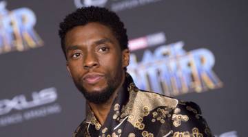 BOX OFFICE: Gambar fail yang diambil pada 29 Januari 2018 ini menunjukkan hero filem’Black Panther’ Chadwick Boseman menghadiri tayangan perdana dunia filem itu di Hollywood. ­— Gambar AFP