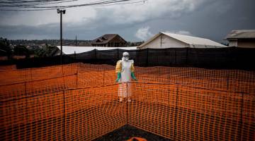 BAHAYA: Dalam gambar fail diambil pada 7 November, 2018 seorang pekerja kesihatan dilihat menunggu untuk menguruskan seorang pesakit Ebola yang belum disahkan di pusat rawatan Ebola (ETC) yang baharu dibina atas sokongan MSF (Doktor Tanpa Sempadan)            di Bunia, Republik Demokratik Congo. — Gambar AFP