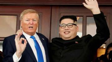 WAJAH SEIRAS: Howard X, peniru Kim yang berbangsa Cina Australia, dan Dennis Alan, yang meniru Trump, bergambar di Hotel Metropole, menjelang sidang kemuncak Trump-Kim yang akan diadakan di Hanoi, Vietnam pada Jumaat. — Gambar Reuters