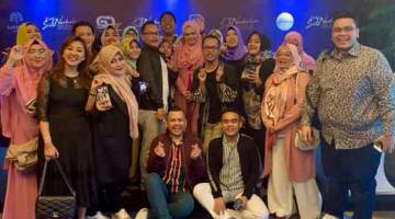 BERSAMA PEMINAT: Siti Nurhaliza Tarudin bersama peminat di Jakarta.  — Gambar Bernama