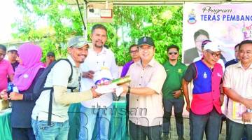 EWON menyampaikan bantuan peralatan sukan kepada salah seorang wakil persatuan belia akar umbi Daerah Kota Belud.