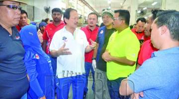 STEPHEN (tiga dari kiri) membincangkan sesuatu dengan Pegawai Kesihatan Daerah Sandakan Dr Johari Awang Besar.