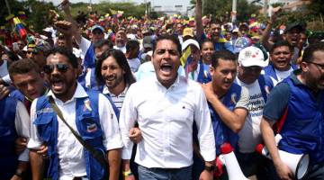 LANTANG: Ahli parlimen pembangkang Jose Manuel Olivares dan para penyokongnya berarak ke arah jambatan Simon Bolivars di garisan sempadan antara Colombia dan Venezuela di pinggir Cucuta, Colombia kelmarin. — Gambar Reuters
