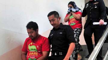DERA: Muhammad Farid (kiri) dan isterinya Yuliani (dua kanan) diiringi anggota polis selepas Mahkamah Sesyen di Johor Bahru, semalam, menjatuhkan hukuman penjara 24 bulan atas pertuduhan mendera anak lelaki mereka dari 2017 hingga 18 Feb lepas. — Gambar Bernama