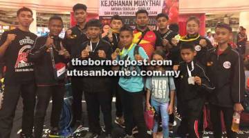 BARISAN MANTAP: Atlet-atlet muaythai Sarawak bersama Mohd Adzan (empat kanan) ketika bersaing pada kejohanan peringkat kebangsaan di Selangor.