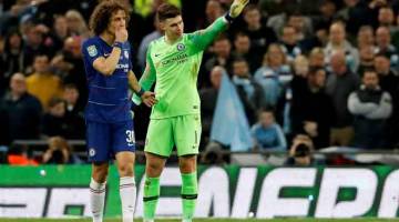 TIDAK HORMAT: David Luiz ( kiri) cuba menenteramkan Kepa (kanan) selepas beliau enggan meninggalkan padang pada minit akhir perlawanan sambil  di Stadium Wembley, London pada Ahad lepas. — Gambar Reuters