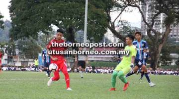 HALANG: Penjaga gol PDRM, Muhamad Amirrul Hariz Basri cuba menghalang asakan pemain Sarawak pada perlawanan kedua Kumpulan B kempen Piala Presiden 2019 di Kuala Lumpur, petang kelmarin.