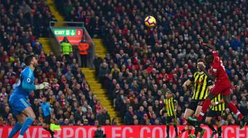 PESTA GOL: Sane (kanan) menanduk masuk gol pertama Liverpool pada perlawanan liga menentang Watford di Anfield, Liverpool pada Rabu lepas. — Gambar Reuters