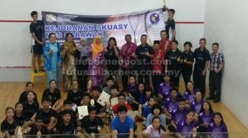 UNTUK ALBUM: Tetamu kehormat merakam kenangan bersama para atlet yang terlibat dalam Kejohanan Skuasy Majlis Sukan Sekolah Sarawak 2019 di Miri, semalam.