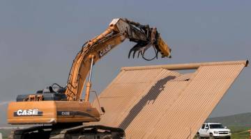 ROBOH: Sebuah prototaip tembok sempadan dirobohkan di sempadan AS-Mexico pada Rabu. — Gambar AFP