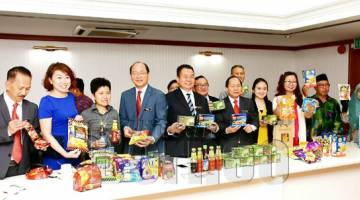 MADIUS (empat dari kiri),  Madayem (lima dari kiri) dan Stephen (lima dari kanan) bersama pengusaha IKS menunjukkan produk makanan yang akan dipamerkan di Foodex Japan 2019.
