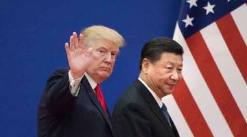 RUNDINGAN DAMAI: Gambar fail yang diambil pada 9 November 2017 ini, menunjukkan Trump (kiri) dan Xi meninggalkan acara tokoh perniagaan di Dewan Agung Rakyat di Beijing. Trump kelmarin menggesa China memansuhkan tarif ke atas produk pertanian yang diimport dari AS. — Gambar AFP