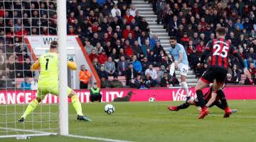 TERJAH JARING: Mahrez (tengah) melepaskan rembatan sebelum menjaringkan gol pertama City pada aksi liga menentang Bournemouth di Stadium Vitality, Bournemouth pada Sabtu lepas. — Gambar AFP 