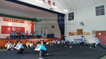 PERSEMBAHAN: Lee bersama tetamu di atas pentas menyaksikan persembahan seni wushu pada Hari Orientasi Piasau Zhong Hua Wushu Club 2019, di Miri semalam.