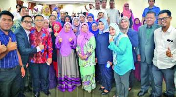 PESERTA bengkel merakamkan foto bersama Norazlinah dan tetamu kehormat yang lain.