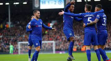 CERIA: Jorginho (dua kanan) meraikan jaringannya bersama rakan sepasukan slepeas menjaringkan gol kedua Chelsea di Craven Cottage, London Ahad lepas. — Gambar AFP