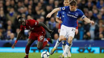 SENGIT: Sane (kiri) bergelut melepasi kawalan pemain Everton ketika bersaing pada perlawanan liga di Goodison Park, Liverpool Ahad lepas. — Gambar AFP