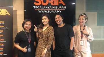 TURUT SERTA: Elyana bersama penyampai Suria selepas temubual khas Minggu Kanser Suria baru-baru ini.