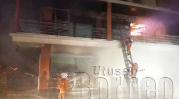 ANGGOTA bomba melakukan pemadaman di kawasan kedai terbakar malam Selasa lalu.