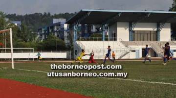 DISELAMATKAN: Penjaga gol Kelantan, Yuaiman bertindak tangkas menepis keluar bola rembatan Wan Badzreen pada perlawanan Piala Presiden 2019 di Miri semalam.