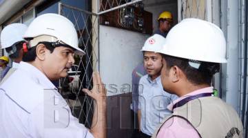 NASSER (kiri) turut turun padang melihat operasi serbuan yang dijalankan di salah satu kilang di kawasan Kolombong.