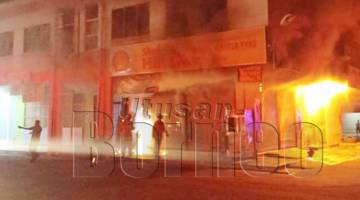 ANGGOTA bomba melakukan operasi pemadaman di dalam kedai tayar yang terbakar awal pagi tadi.