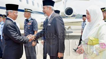 SULTAN Abdullah bersalaman dengan Juhar (kanan) sebaik turun dari pesawat khas.