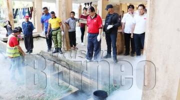 STEPHEN (empat kanan) meninjau kerja semburan nyamuk di sekitar perumahan Taman Mesra.