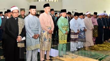 TUN Juhar (tiga dari kiri), Bongsu Aziz (kiri) bersama Sultan Abdullah (tengah) dan Mohd Shafie (enam dari kanan) berdiri bagi menghormati laungan azan sejurus tiba di Dewan Solat Utama Masjid Negeri. 