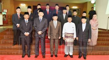 SULTAN Abdullah berkenan merakam gambar kenangan bersama Tun Juhar (dua dari kiri), Shafie (dua dari kanan) serta para Jawatankuasa MUIS.