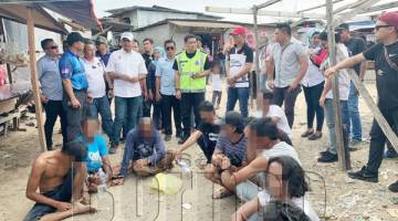 AZIS bersama Habibi meninjau tangkapan suspek terlibat penyalahgunaan dadah di penempatan setinggan.