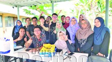 YEAP (dua dari kiri) bersama ahli Medstas FPSK UMS yang menyertai program jelajah perangi dadah Skuad AADK.