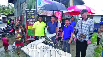 CALVIN ketika merasmikan aktiviti gotong-royong di Kampung Forest.