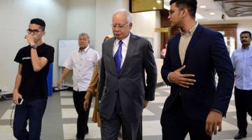 PERTUDUHAN: Najib hadir ke Kompleks Mahkamah Kuala Lumpur semalam untuk mendengar pengurusan kes yang didakwa atas tiga pertuduhan melibatkan diri dalam pengubahan wang haram berhubung dana SRC International Sdn Bhd (SRC) berjumlah RM27 juta, lima tahun lepas di Kuala Lumpur. — Gambar Bernama