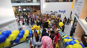 TUMPUAN: Orang ramai mengunjungi IKEA Batu Kawan pada hari pertama pembukaan IKEA tersebut yang disempurnakan oleh Menteri Kewangan Lim Guan Eng di Batu Kawan, semalam. — Gambar Bernama
