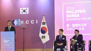 FORUM PERNIAGAAN: Moon menyampaikan ucapan sekali gus merasmikan Forum Perniagaan Malaysia-Korea pada hari ketiga sesi lawatan negara ke Malaysia di sebuah hotel, Kuala Lumpur, semalam — Gambar Bernama