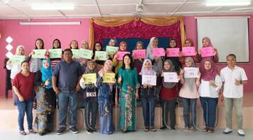 PELAJAR SMK Perempuan yang cemerlang dalam SPM 2018 bersama guru mereka.