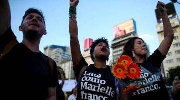 TERUS DIKENANG: Seorang wanita (tengah) menjerit sewaktu demonstrasi untuk memperingati                   ulang tahun pertama pembunuhan Franco, di Buenos Aires, Argentina pada Khamis. — Gambar Reuters
