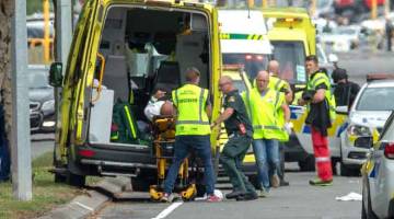 MANGSA KEGANASAN: Seorang mangsa yang cedera dimasukkan ke dalam sebuah ambulans selepas lelaki bersenjata melepaskan tembakan rambang di Masjid Al Noor di Christchurch, New Zealand pada Jumaat. — Gambar Reuters