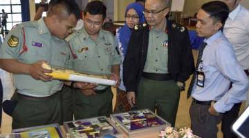 MEMUPUK KESEDARAN: Brig Jen Datuk Zarondin Md Amin (dua kanan)  melihat pameran mengenai bahaya rokok sempena Forum Kesedaran Berhenti Merokok anjuran bersama Markas ATB2 dan Kapal Diraja Sri Tawau (KDST) dengan kerjasama Klinik Kesihatan Tawau di Dewan KDST, semalam. — Gambar Bernama