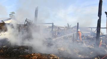 ANGGOTA bomba memadam sisa api yang memusnahkan sebuah kilang kayu milik Syarikat Era Setia pagi tadi.  