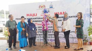 SHUKUR (tiga, kanan) menyempurnakan gimik perasmian program Nur Sejahtera peringkat negeri Sabah dengan memotong reben pada majlis berkenaan.