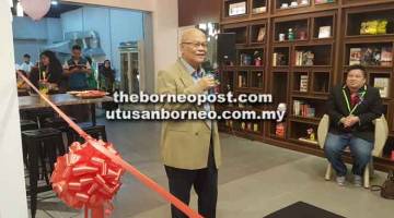 TARIKAN: Minos berucap pada majlis pembukaan sulung IndoSHIOK Library CAFE di Aiman Mall di Kota Samarahan semalam.