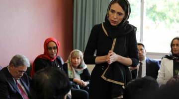 PERKETATKAN UNDANG-UNDANG: Ardern bercakap kepada wakil masyarakat Muslim di Pusat Pelarian Canterbury di Christchurch, New Zealand semalam. — Gambar Reuters