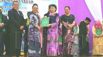 PENGETUA SMK St Mary, Myrene Gidung menerima Anugerah Pencapaian Lonjakan Terbaik SPM 2018.