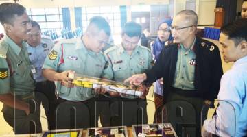 ZARONDIN (dua kanan) bersama-sama warga ATM melawat pameran yang diadakan sempena Forum Kesedaran Berhenti Merokok anjuran Markas ATB 2 dan Kapal Diraja Sri Tawau.