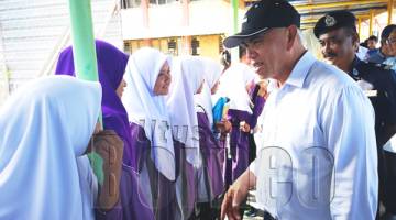 DR YUSOF berinteraksi dengan pelajar Aspuri SMK Pulau Banggi sebelum majlis santai bersama warga sekolah itu.